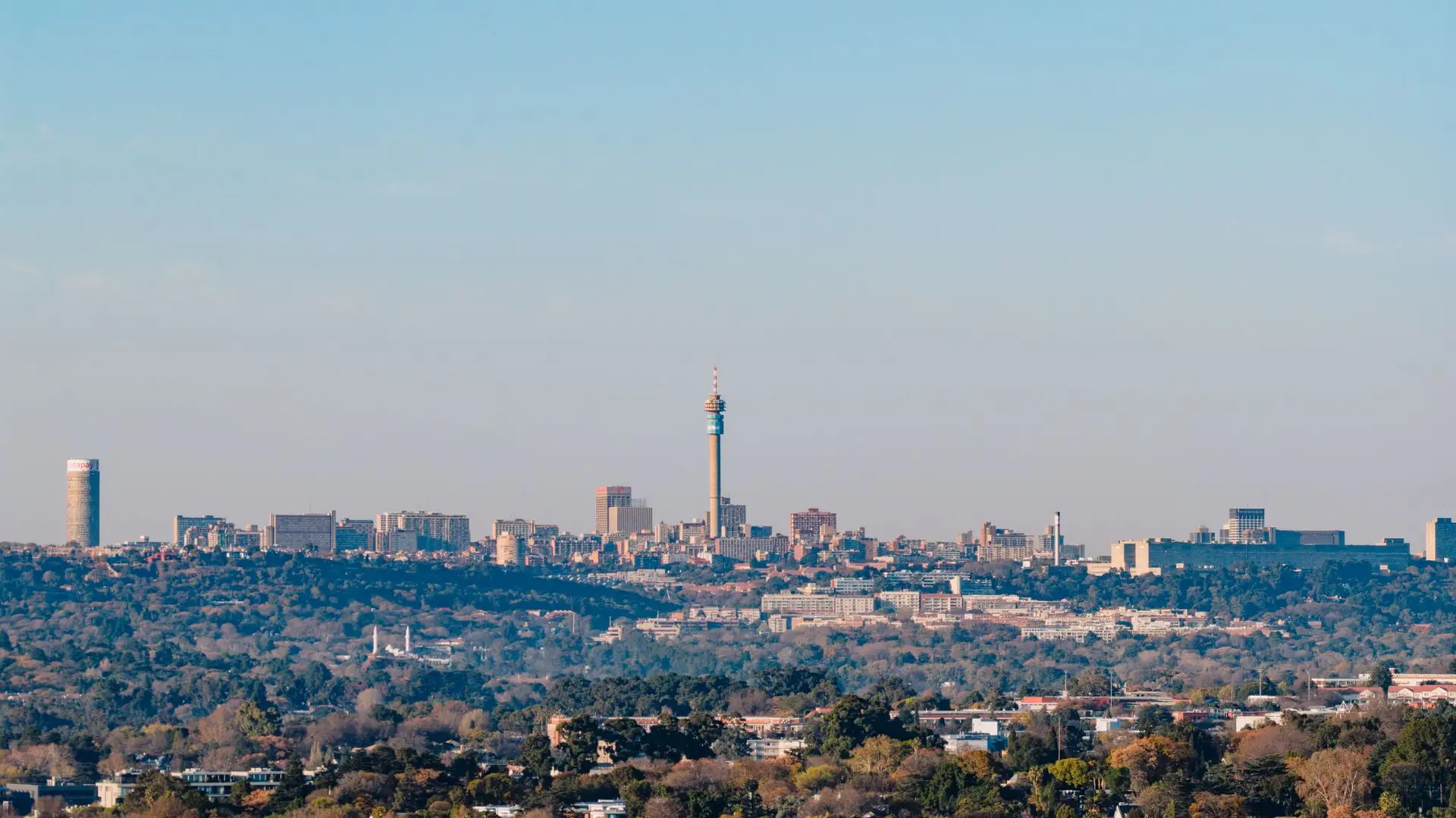 Skyline de Johannesburg avec la tour Hillbrow, destination d’un vol en jet privé depuis Abidjan