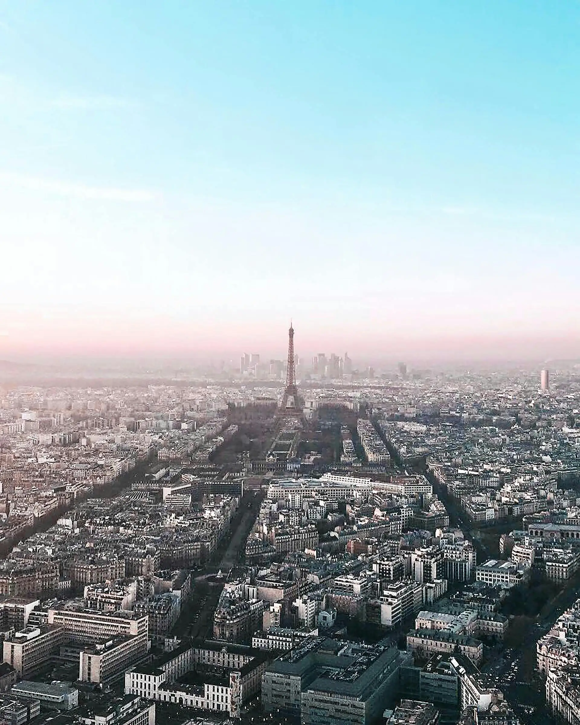 Vue aérienne de Paris avec la Tour Eiffel, destination d’un vol en jet privé depuis Abidjan