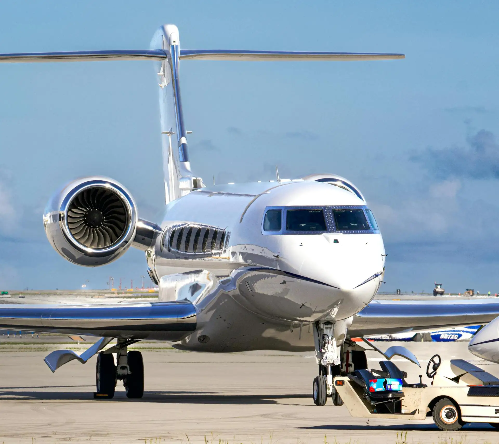 Avion d’affaires sur le tarmac, vue de face