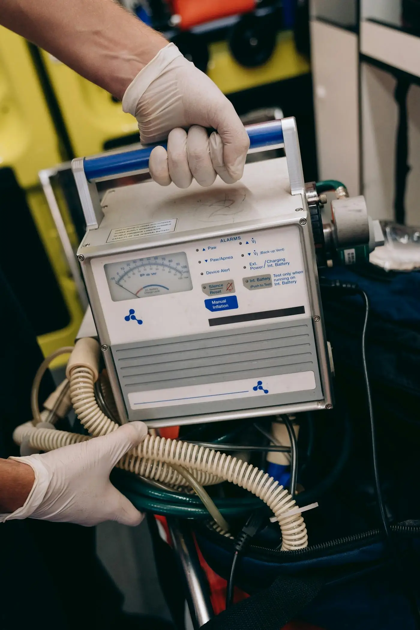 Respirateur de transport médical d’une unité de soins intensifs mobile, manipulé par un soignant ganté