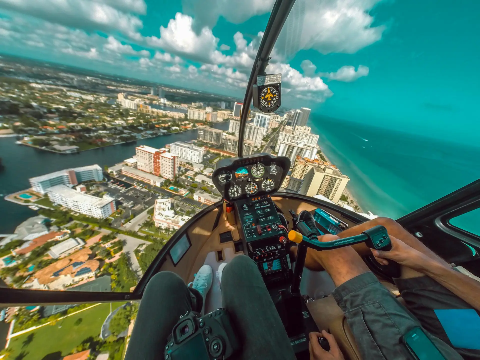 Vue depuis un hélicoptère survolant la côte et la lagune près d’Abidjan