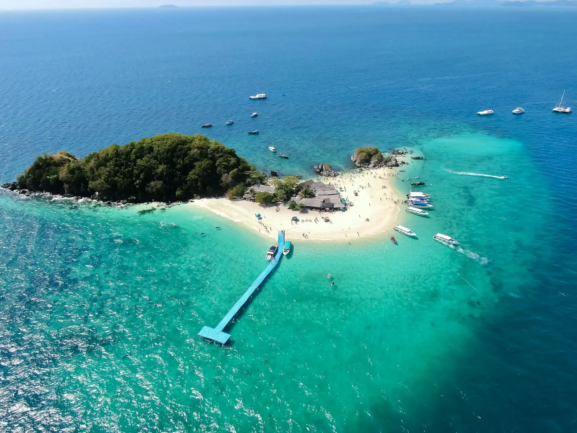 Plage de sable blanc et eaux turquoise, dans l’esprit d’une escapade à Assinie