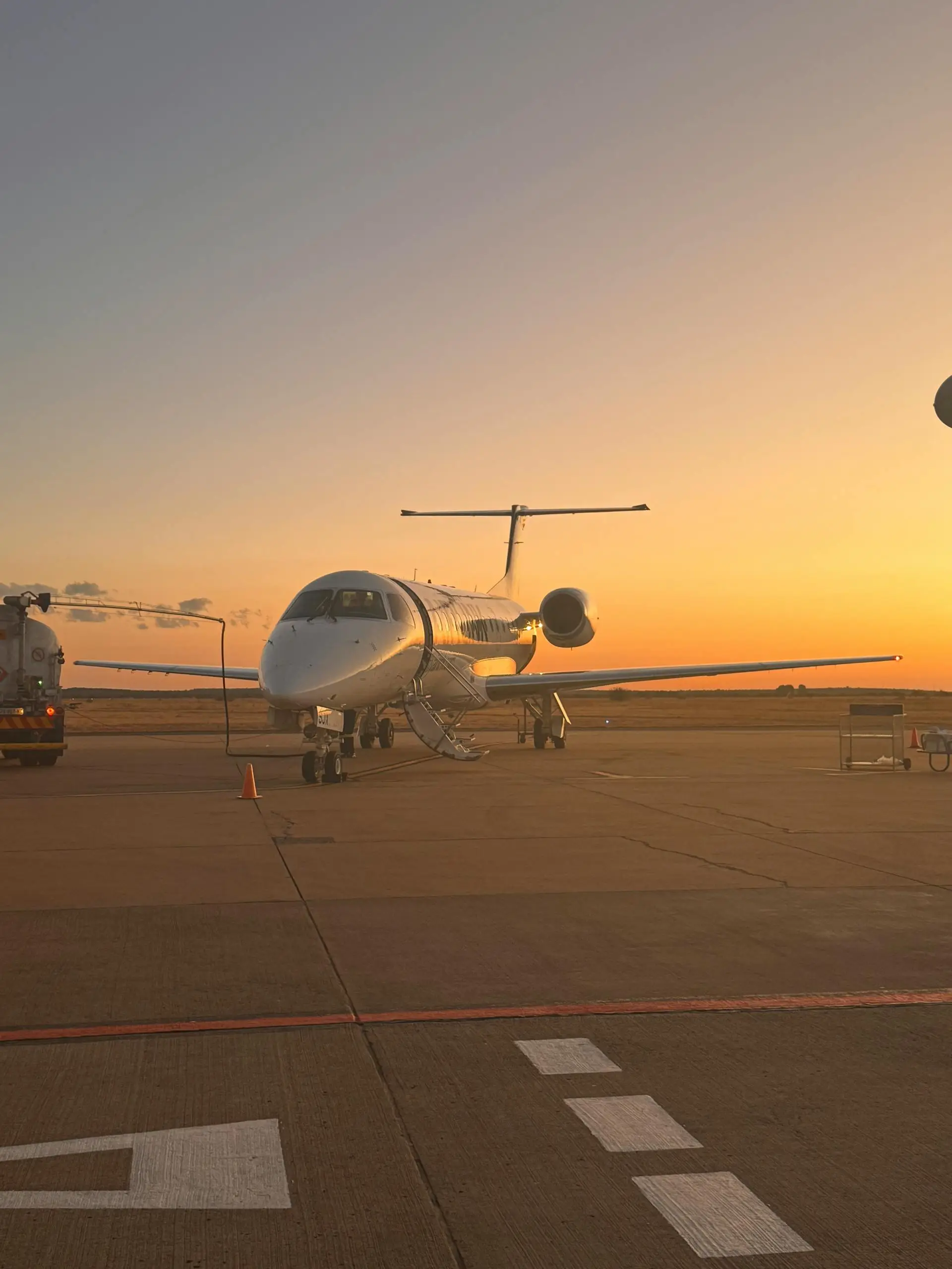 Jet privé sur le tarmac au coucher du soleil à Abidjan