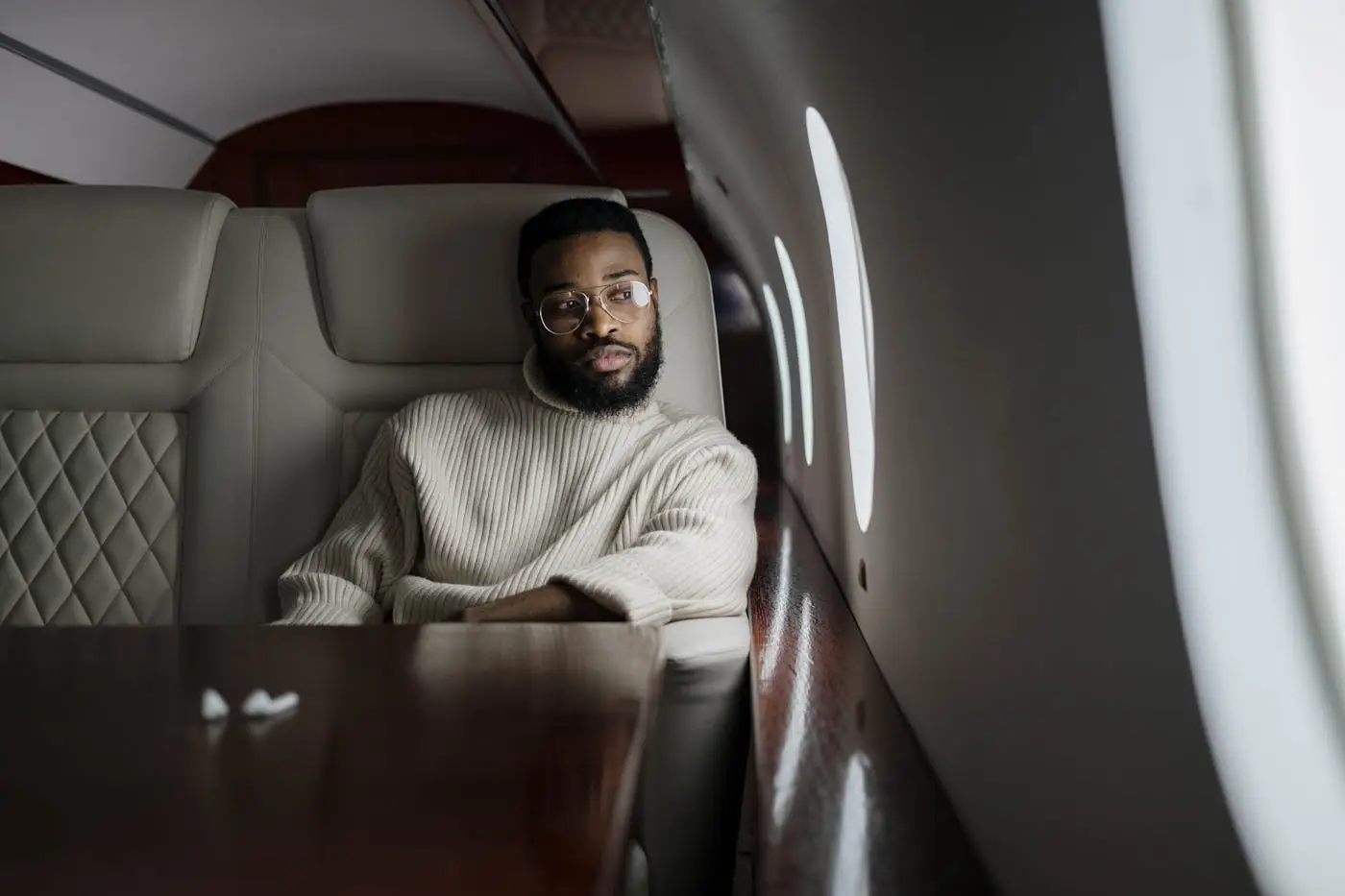 Passager installé dans la cabine d’un jet privé au départ d’Abidjan