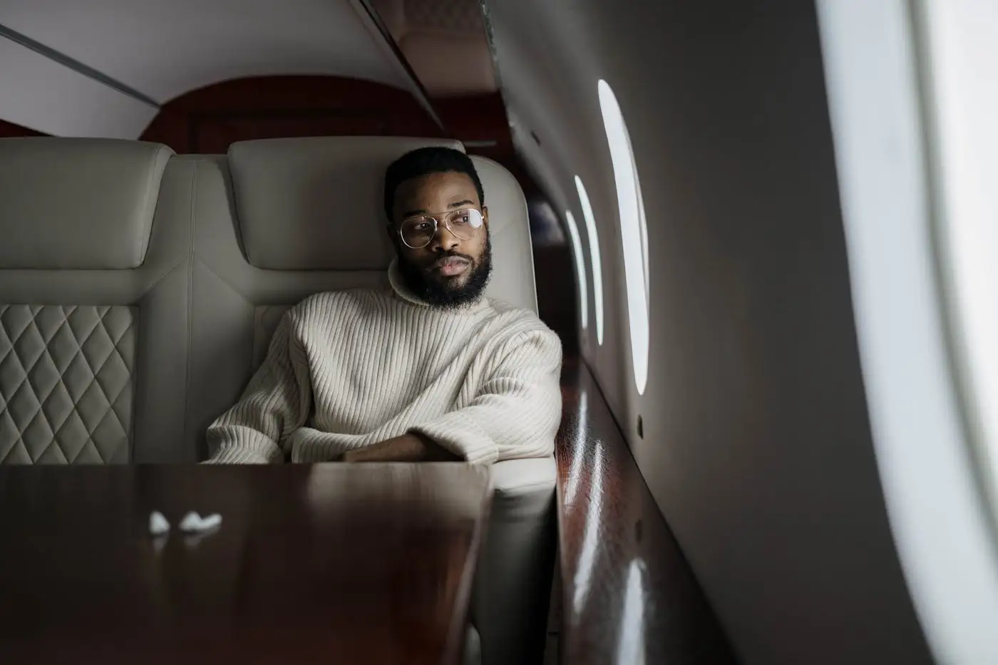 Passager près du hublot dans la cabine d’un jet privé